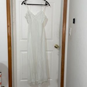 Beautiful vintage slip. Small.